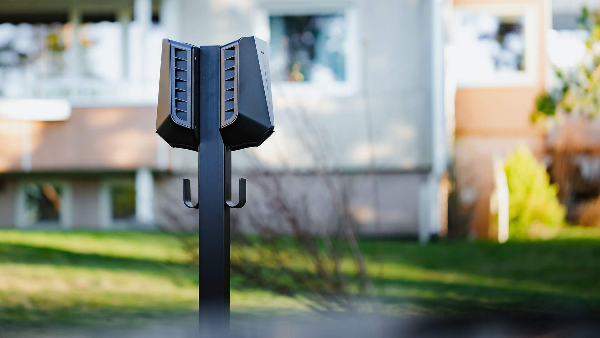 Deux chargeurs Easee EV noirs montés sur une base Easee à 2 voies